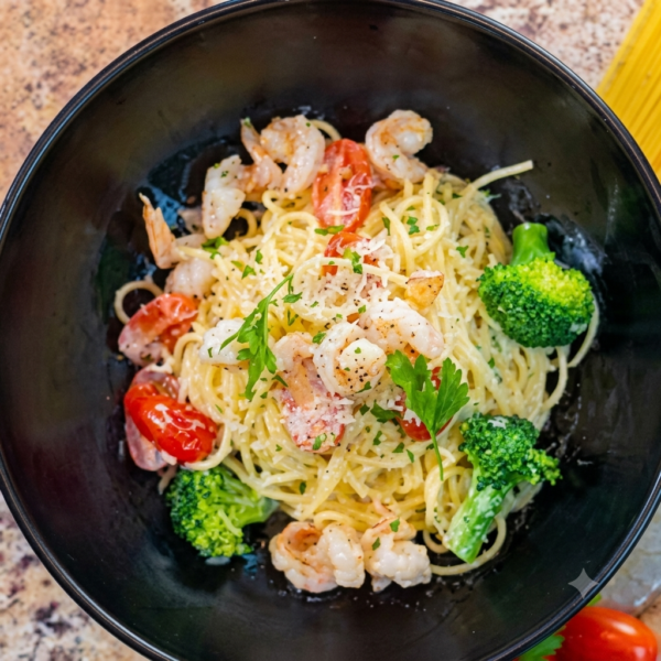 Spaghetti Alfredo With Garlic Prawns